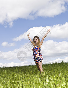 站在田野上的年轻女性双臂微笑面积宗教手臂生活方式福利活力阳光护理图片