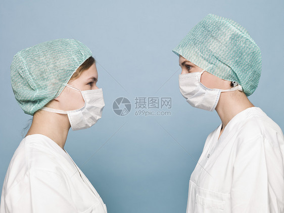两名护士前往绿松石背景图片