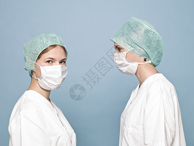 两名戴外科口罩的妇女图片
