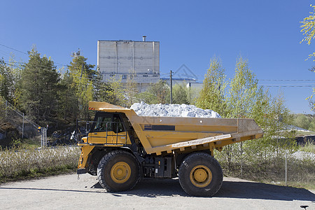 倾卸卡车矿业岩石天空矿物质蓝色露天植物倾倒石灰石越野图片