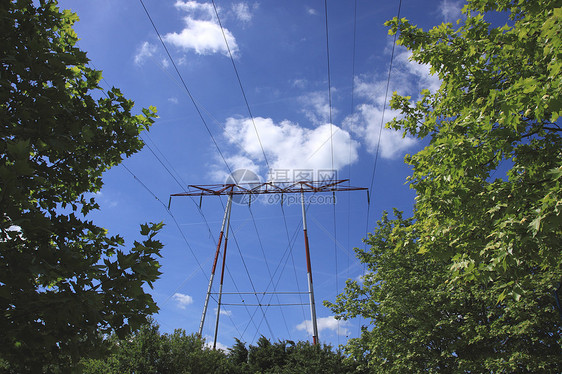 高电压电流电线天空网络电气力量基础设施电压桅杆电缆危险收费图片