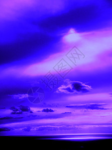 夜晚的紫色天空图片