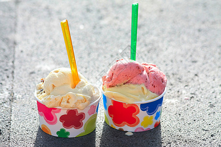 冰淇淋勺子奶油巧克力甜点杯子盘子食物图片