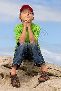 祈祷中的孩子图片