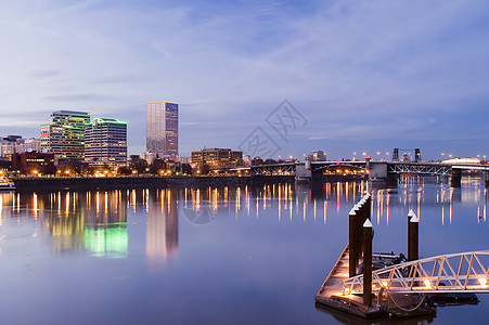 俄勒冈州波特兰市高楼天空景观蓝色城市摩天大楼风景市中心建筑物反思图片