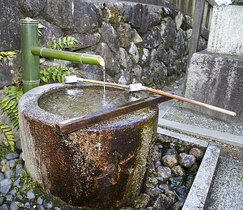 佛教祈祷日本净化不老泉照片日本旅游仪式纯化冲洗游客寺庙钢包旅行司徒信仰背景