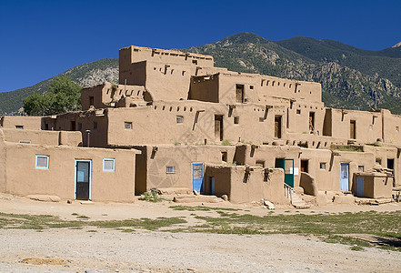 美国新墨西哥州道人民院的Adobe之家旅行村庄建筑阴影游客稻草房子文化天空蓝色图片