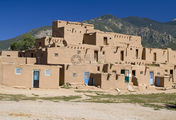 美国新墨西哥州道人民院的Adobe之家旅行村庄建筑阴影游客稻草房子文化天空蓝色图片