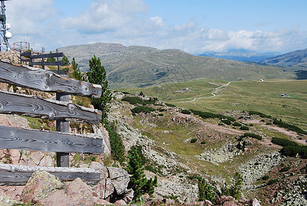 山区地貌天空镜子阳光登山岩石全景环境森林风景地块图片