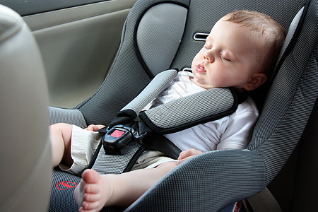 美丽的婴儿睡在汽车座椅上图片