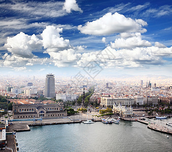 哥伦布纪念馆和巴塞罗那市中心摩天大楼城市多云天空地标景观旅行纪念馆办公室游客图片