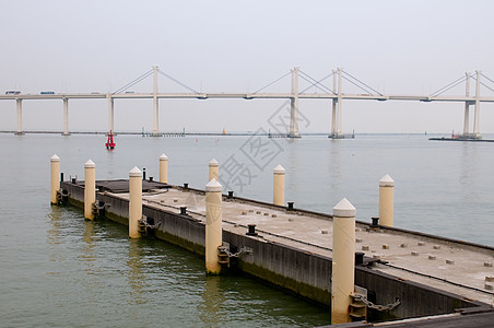 桥梁和码头的视图建筑风景友谊珍珠港口反射海岸蓝色海洋建筑学图片