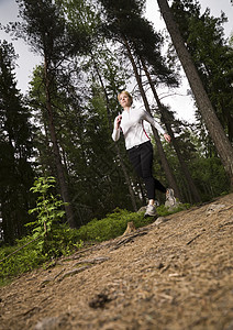 女人在树林里奔跑保健有氧运动活动金发木头医疗魅力医学场地文胸图片