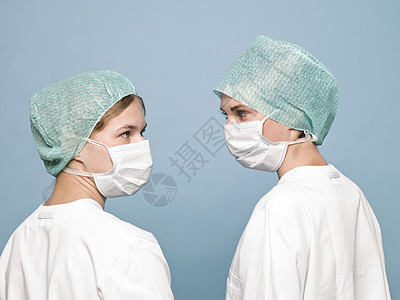 两名带假面罩的护士图片