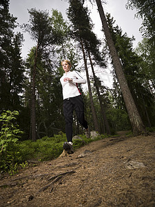 女人在树林里奔跑太阳休闲保健锻炼文胸肌肉金发腹肌天空魅力图片