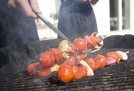 烤架上的扭曲器食用菌红色晚餐串烧青椒蔬菜香肠前景四物绿色背景图片