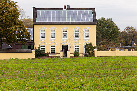 屋顶上有太阳能电池板的古老房屋活力力量建筑学太阳能细胞光伏太阳能板控制板蓝色窗户图片