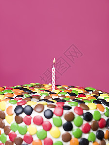 蛋糕加糖果和一盏明灯吉祥荧光棒食物烧伤粉色工作室庆典生日背景蜡烛图片