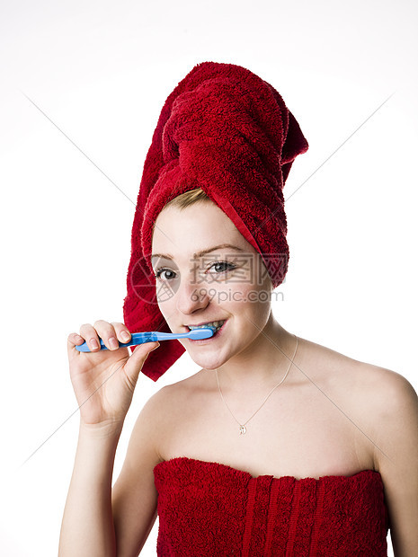 女孩刷牙牙膏红色眼睛口腔牙齿微笑卫生金发牙刷毛巾图片