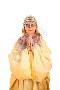 穿黄袍的新疯女人成人长老眼镜女性精神长袍宗教祭司珠子帽子图片