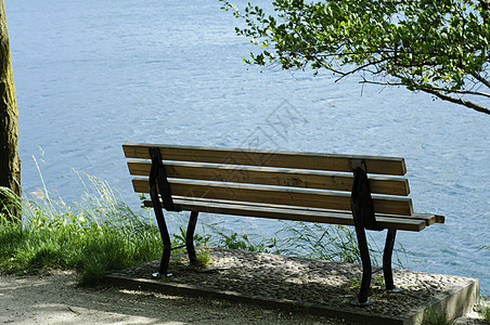 湖上空的长凳木头场景椅子棕色座位孤独休息长椅放松绿色图片