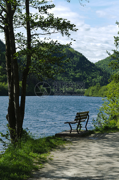 湖上空的长凳途径场景家具人行道车道公园花园孤独小路休息图片