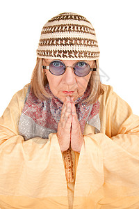 穿黄袍的新疯女人长袍珠子眼镜成人眼睛帽子女性精神宗教长老图片