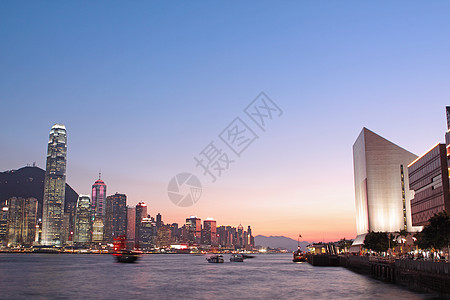 维多利亚港的神奇时刻 香港旅游公司城市港口天空全景建筑金融小时场景图片