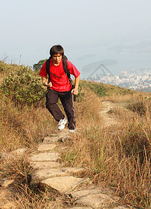 在山上徒步 步行和背包运动旅行高度海拔团队踪迹男人植被远足农村冒险图片