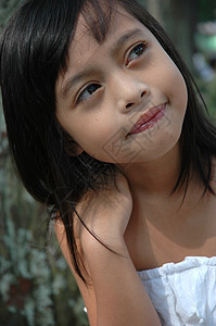 笑容甜美的小女孩衬衫公园孩子们女性青年白色绿色女士身体黑色背景图片