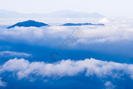 云中的山岳风景场景旅游爬坡自然季节日出环境阴霾假期图片