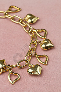 以心脏形状的手镯珠宝项链订婚宝藏情人财富奖章曲线金子美丽图片