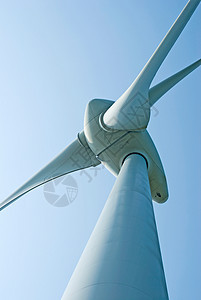 蓝色天空下的风力发电机;图片