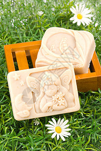 绿草上手工制作的肥皂洗澡家庭香味木头化妆品药品香气芳香刷子浴室图片