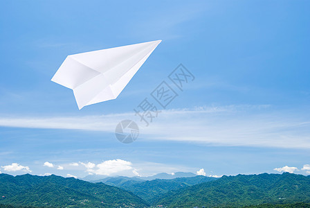 飞上山顶的纸机天堂滑行空气玩具蓝色航空天空游戏乐趣森林图片