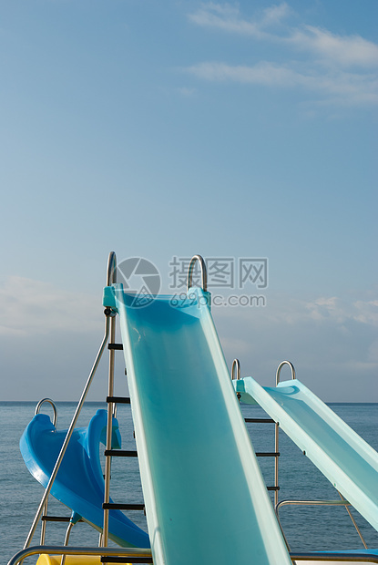 准备去海滩游乐闲暇蓝色海滨乐趣操场梯子溜槽乐园阳光晴天图片