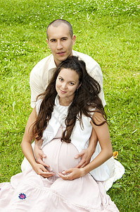 夫妻在一起 抱抱 怀孕的女人乐趣青年女孩男生微笑女士朋友们喜悦家庭公园图片