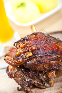 巴伐利亚烤猪肉盘的细细细节木板美味小麦饺子食物啤酒猪肉关节褐色盘子图片