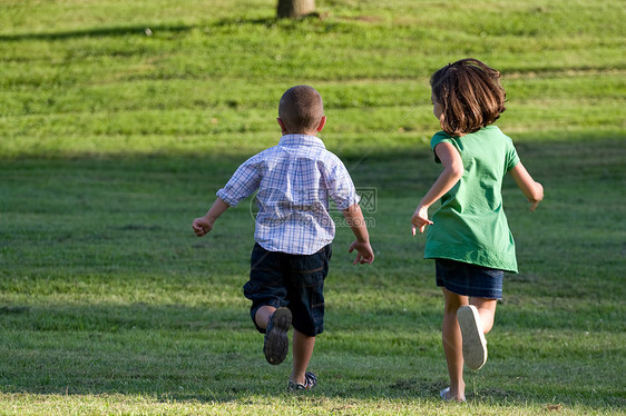 幼儿跑步男性孩子们乐趣享受公园跑步者姐姐活力赛车幸福图片