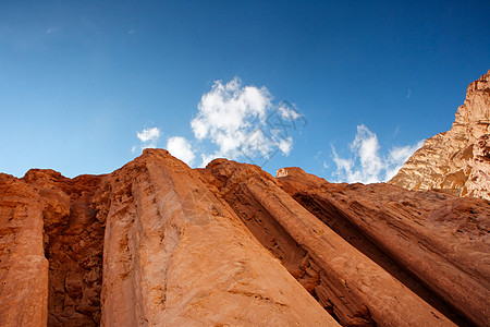 以色列Eilat附近沙漠中的支柱岩石国家游客蓝色天空砂岩橙子旅行内盖夫编队公园图片