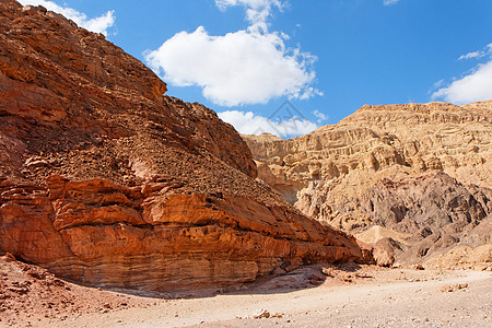 石头沙漠中的红石图片