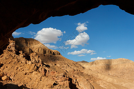 从洞穴入口看的落岩沙漠风景图片