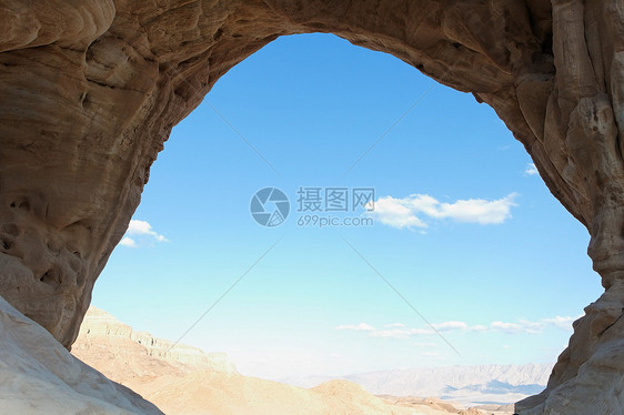 洞穴入口所见的沙漠景观图片
