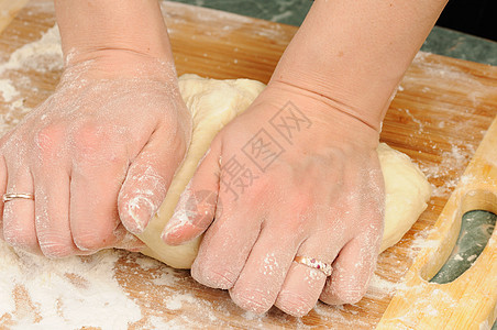 给钱家务食物烤箱女性木板饼干美食烘烤厨房面包图片