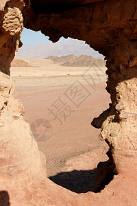 沙漠中橙色沙石岩的窗口山脉框架干旱巨石窗户风景侵蚀游客远足沙漠图片
