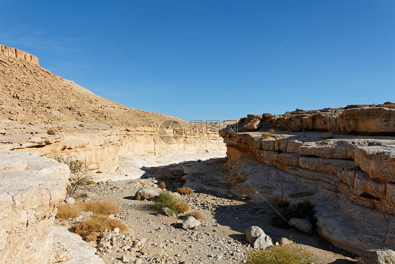 中东岩石荒漠中的峡谷地区图片