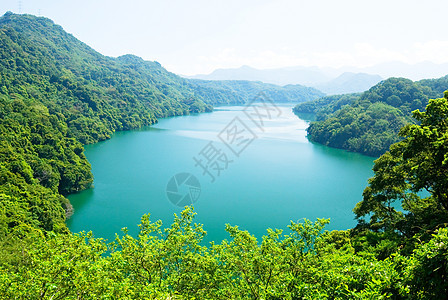 森林和山岳环绕的和平湖泊晴天旅游荒野公园支撑环境池塘风景树木蓝色图片