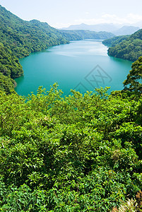森林和山岳环绕的和平湖泊假期环境天空树木旅行池塘支撑蓝色公园生态图片