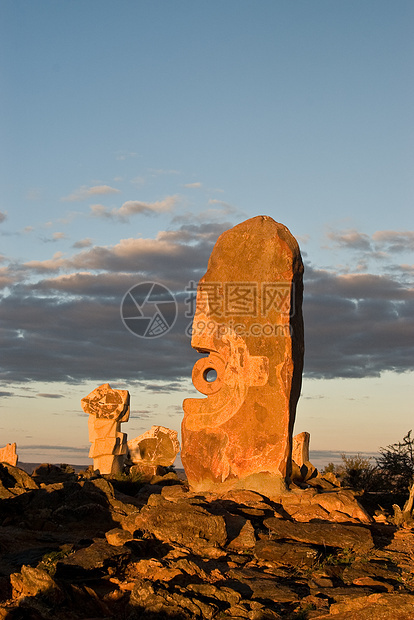 太阳下公园艺术沙漠雕塑地标爬坡道日落图片