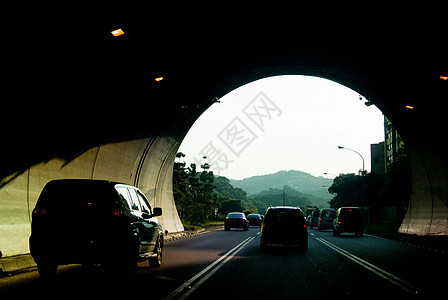 汽车通过亚洲台北高速公路的隧道图片